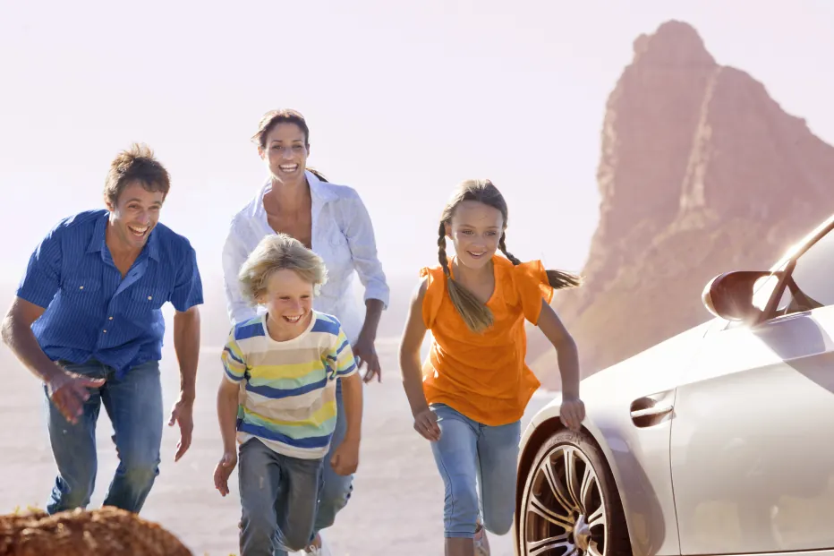 Familia corriendo por la playa 