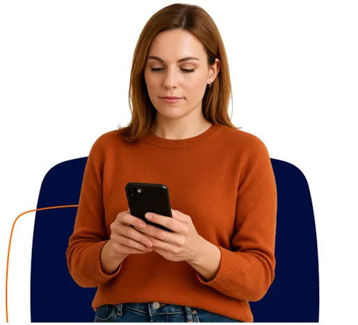 Mujer-de-sweater-naranjo-mira-su-telefono-movil.webp