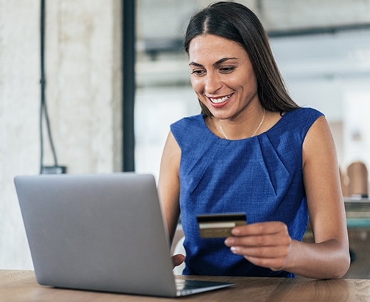 Tarjetas Mujer feliz en su computador