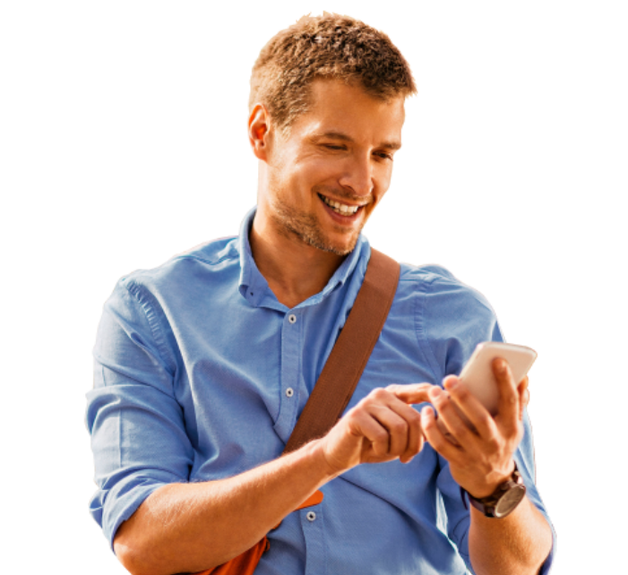 Hombre sonriendo mientras mira su celular
