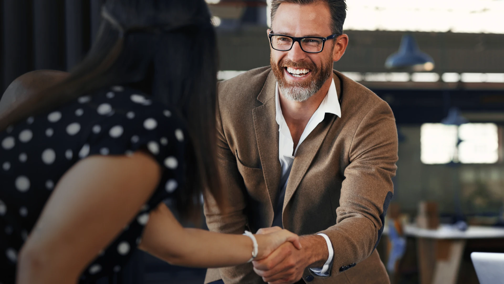 02 Vitrina web - Empresas_05 1920x1080_Handshake.webp