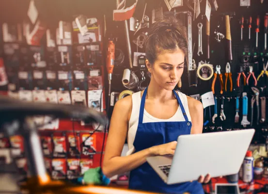 Trabajadora de una ferretería revisando su computadora