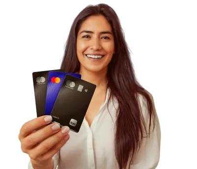 Mujer con tarjetas en la mano