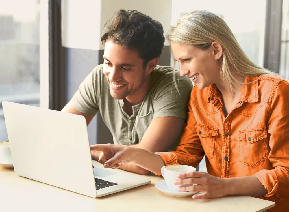 Hombre y mujer viendo computador