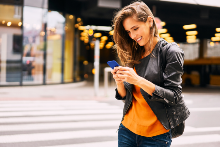 Mujer mirando su celular