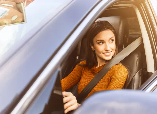 Mujer manejando un auto