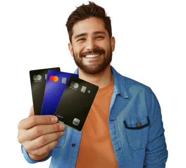 Hombre con Tarjetas Itaú en la mano