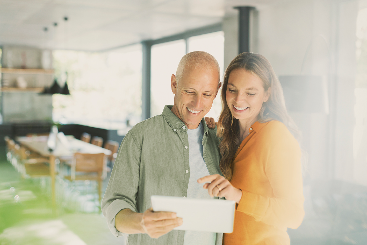 Hombre y mujer viendo una tablet