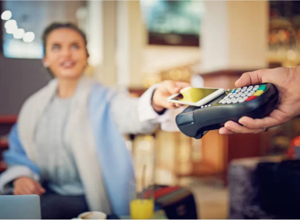 Mujer pagando con su celular