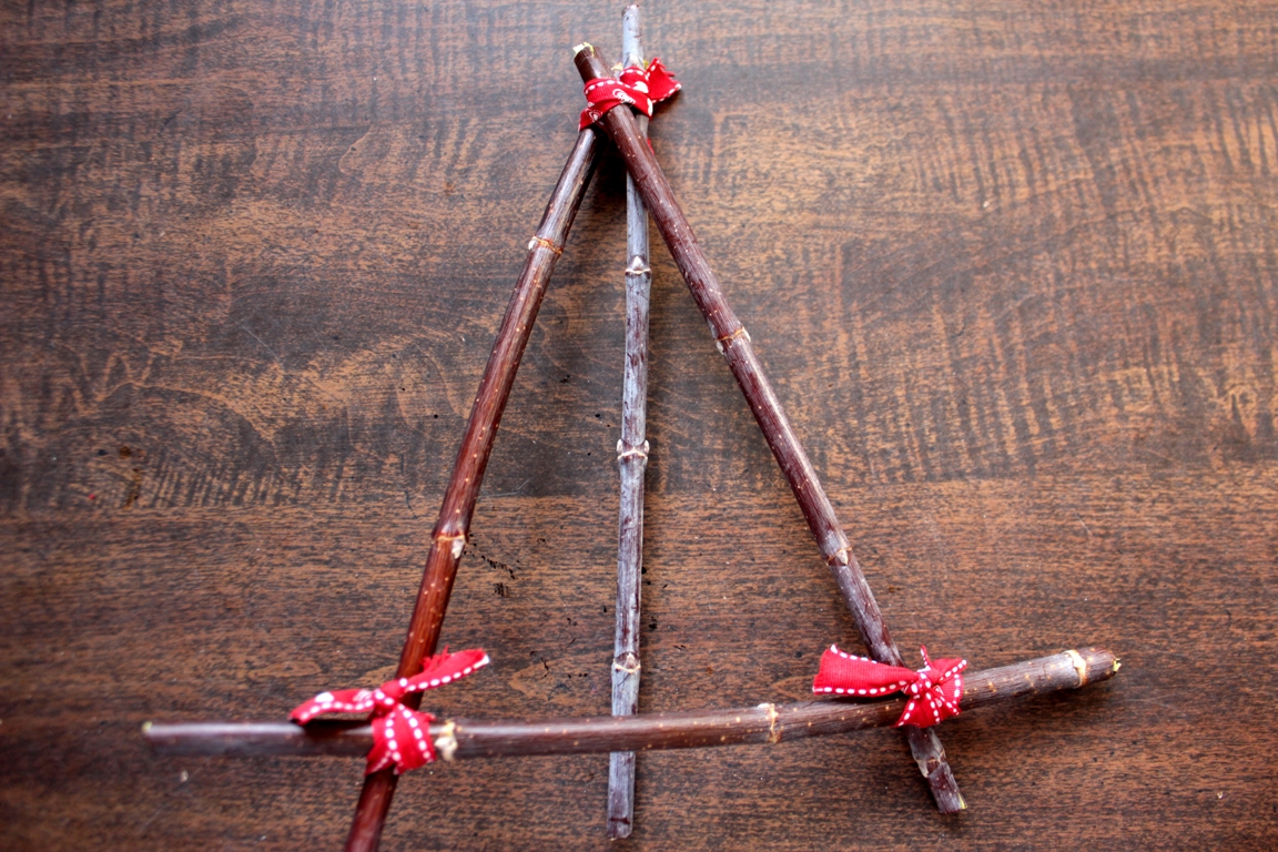 Stick Easel DIY for Beginners KiwiCo