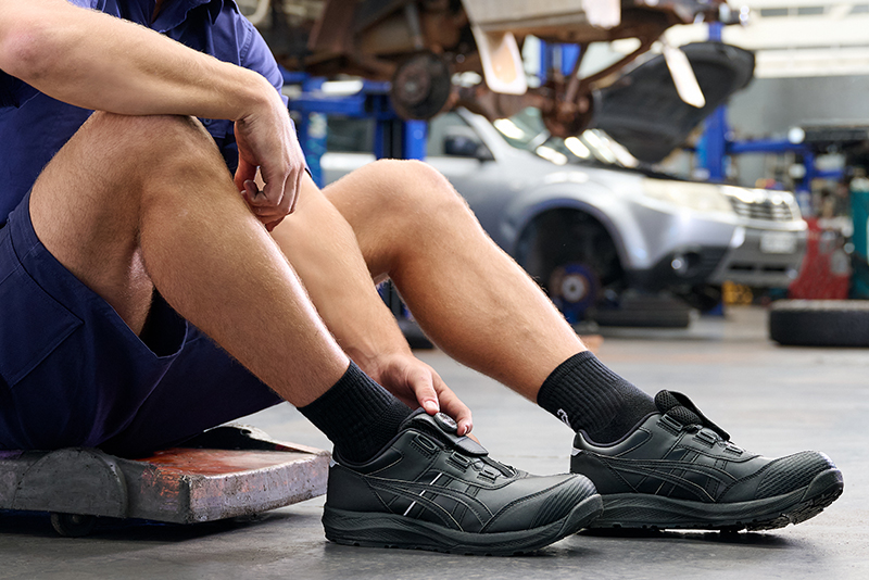 Feel light and comfortable on your feet all day long in the new ASICS low-cut workboot.