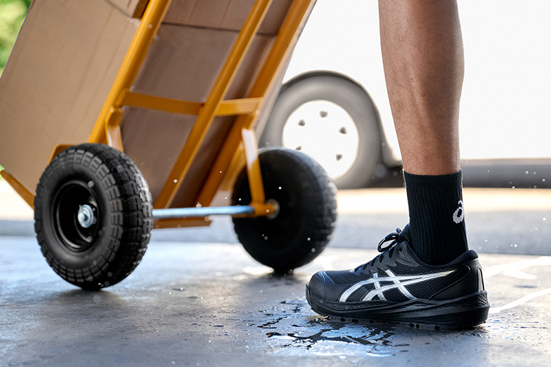  CP220™ HS (2E WIDE) work shoe has been engineered to deliver long-lasting support.