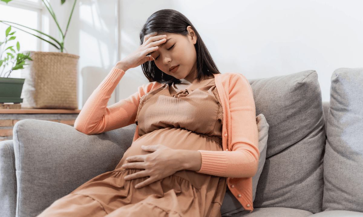 Illustration of a woman experiencing twin pregnancy symptoms