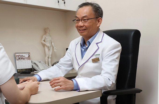 Thomson Chinese Medicine physician in consultation