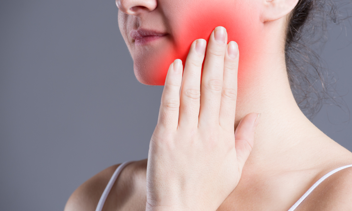 Women experiencing pain from wisdom teeth