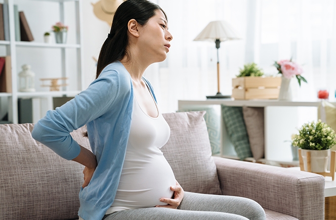 Pregnant_woman_experiencing_lower_back_pain.jpg