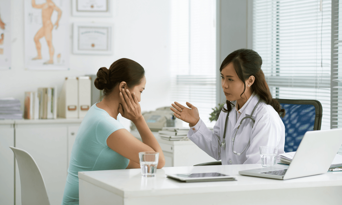 a-doctor-explain-ruptured-ovarian-cyst-for-a-patient