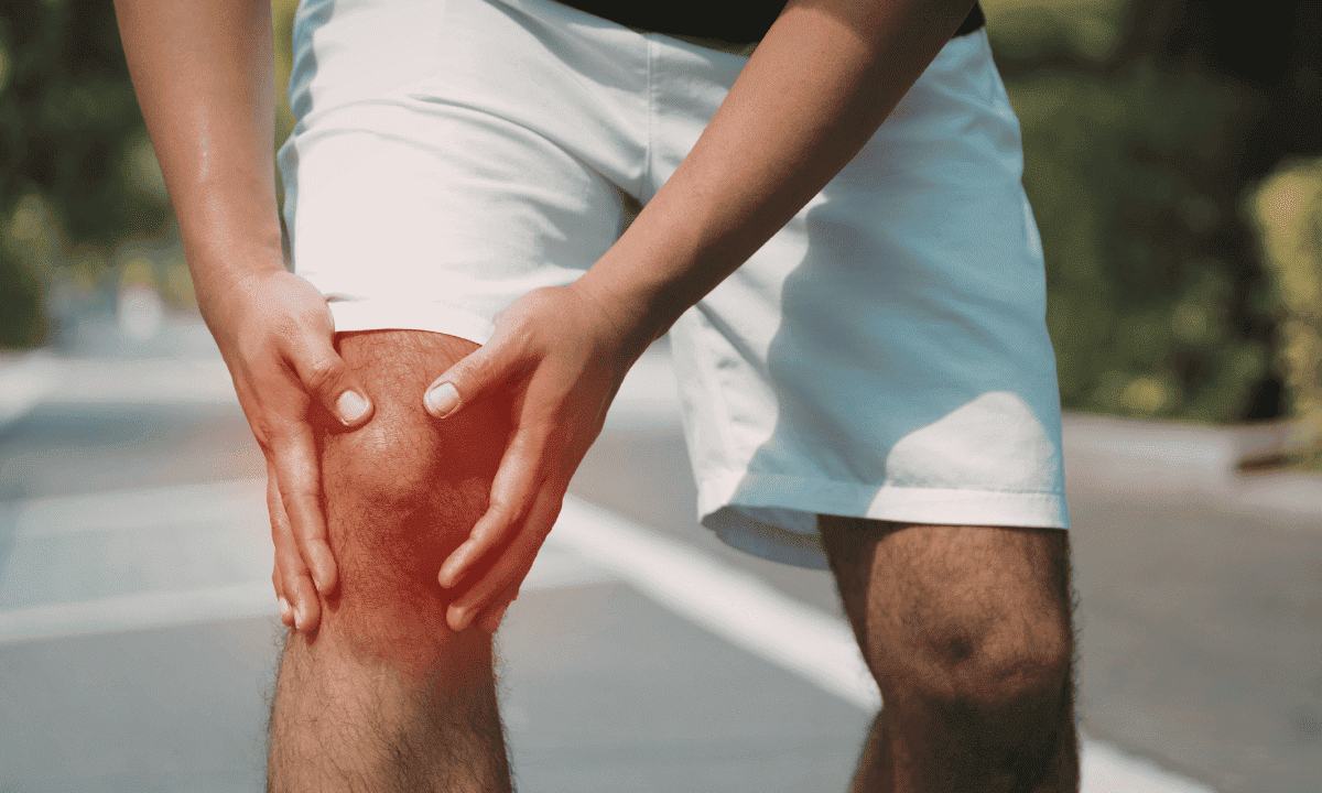 A person experiencing pain on their knee