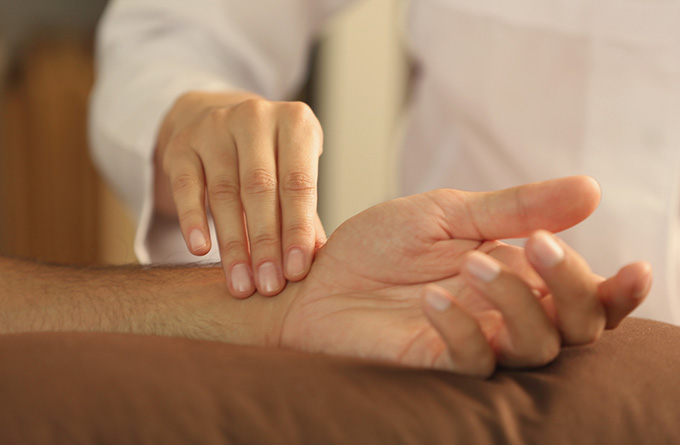 Taking pulse diagnosis