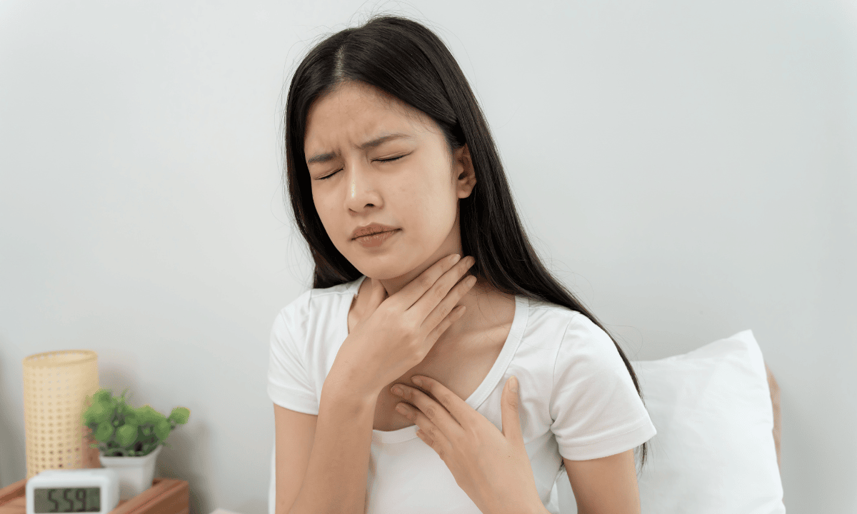 a-women-is-experiencing-throat-pain