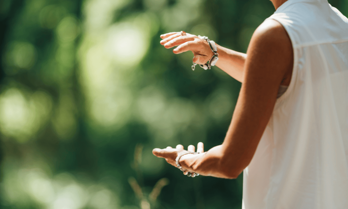 old lady practicing Ba Duan Jin
