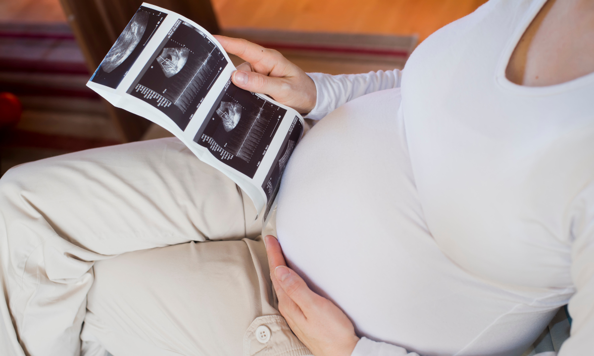 Image of mother looking at the result of the ultrasound image