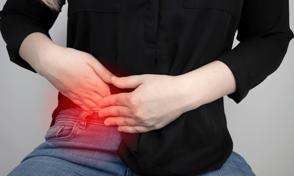 a-woman-has-appendix-pain