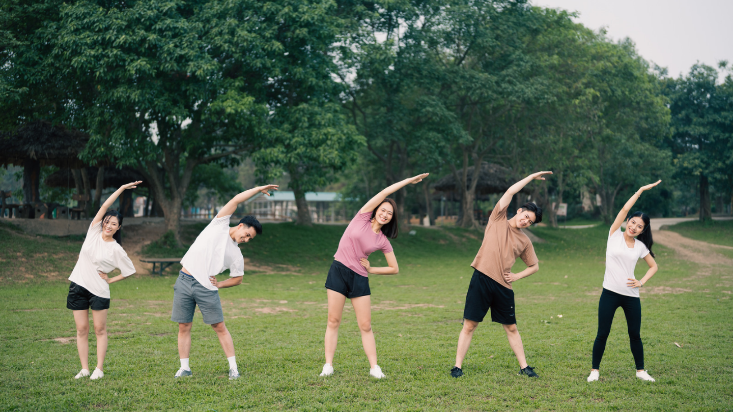 sticking-to-an-active-lifestlye-with-a-group-of-friends.png