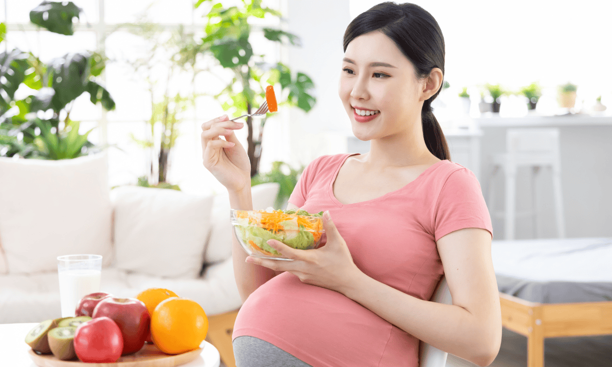Illustration of a pregnant woman with healthy diet