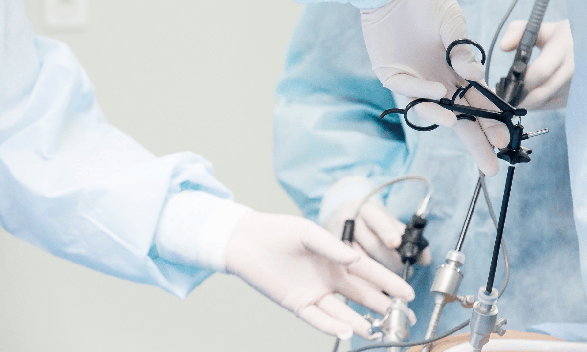 doctors-perform-laparoscopic-hysterectomy