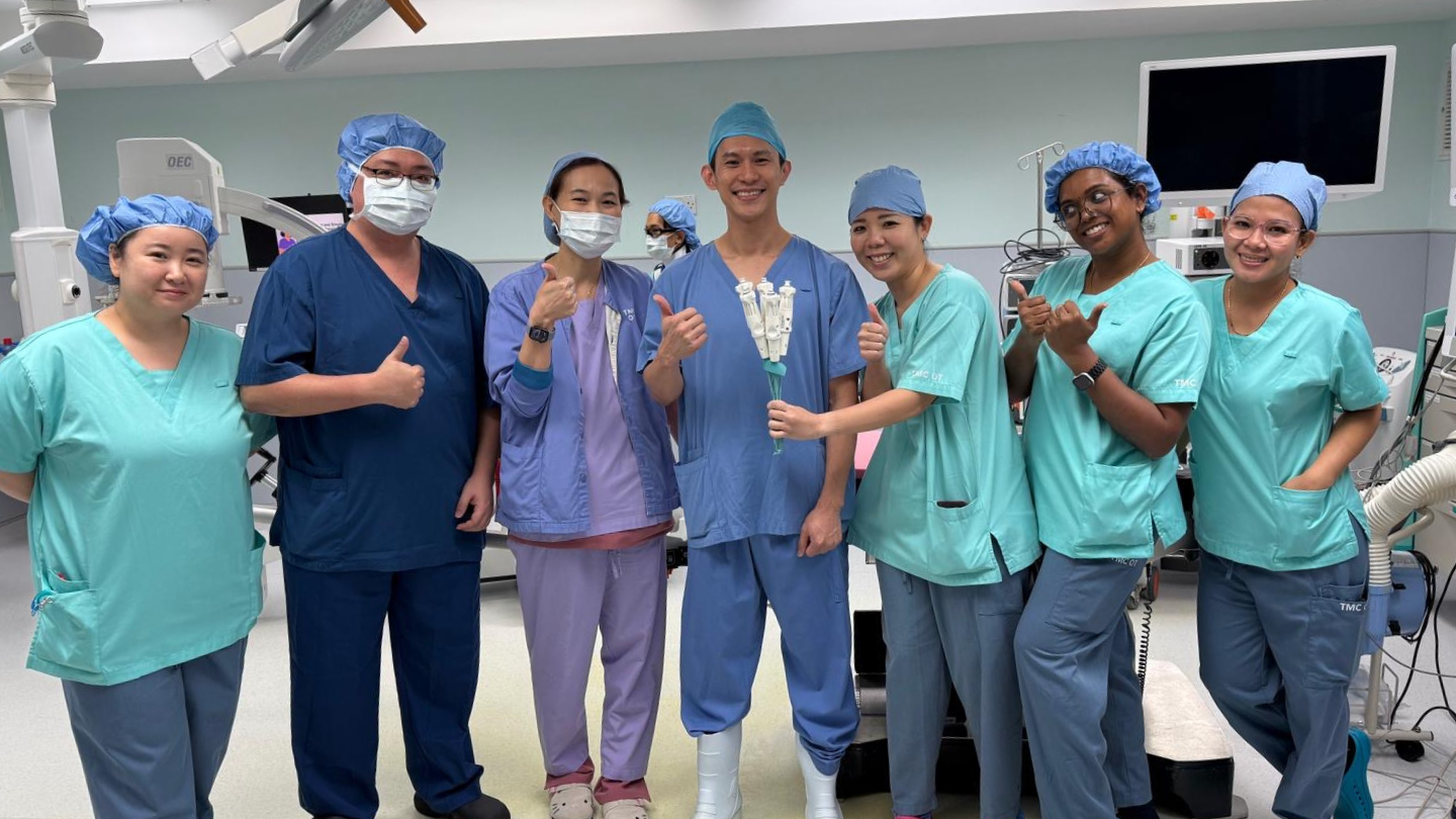 dr-benjamin-ang-with-thomson-angels-and-care-team.png