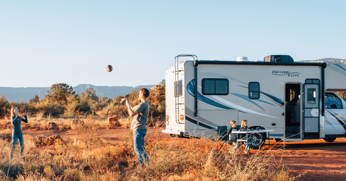 RV Living: The RVing Lifestyle: Start Your Motorhome Adventure! + RV Travel: Your Guide to a Full-Time Nomad Life / RV Retirement [Book]