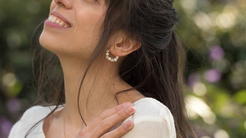 A photo of a model wearing statement pearl earrings from the brand mamie coco atelier