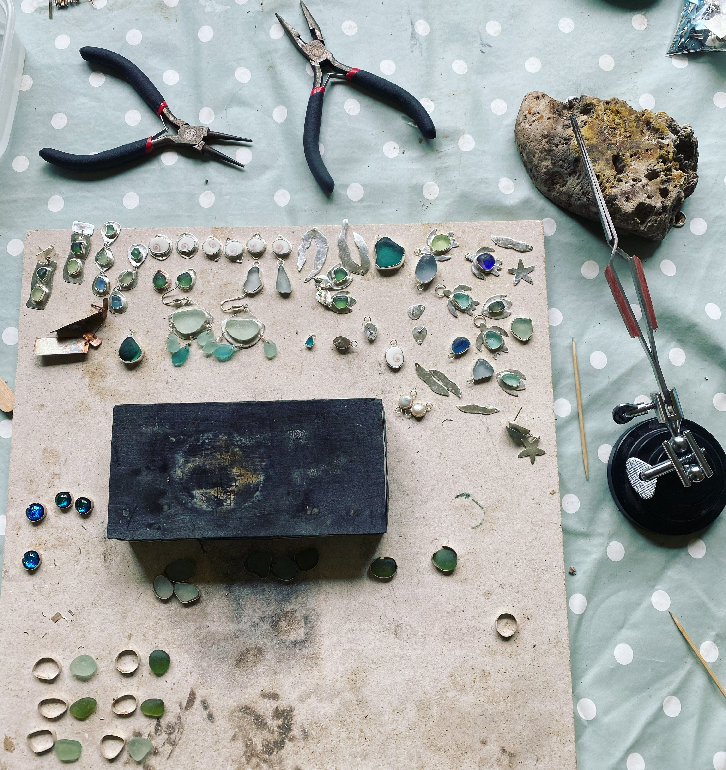 Work bench with tools