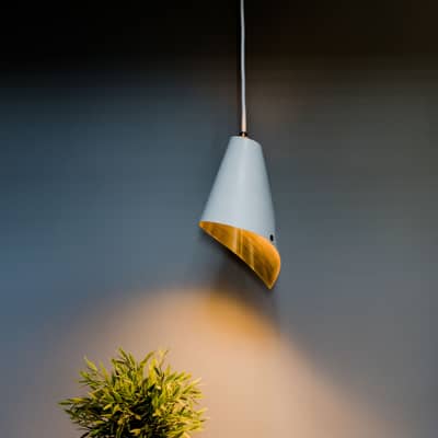 Pendant light in white and gold