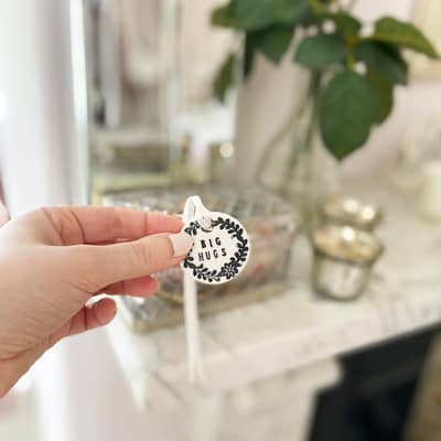 Big hugs porcelain keepsake token