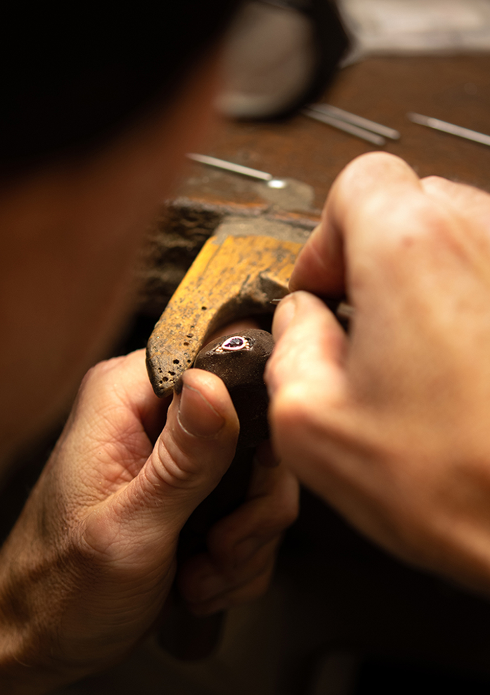 fine-jewellery-manufacturer-setting-stone-uk