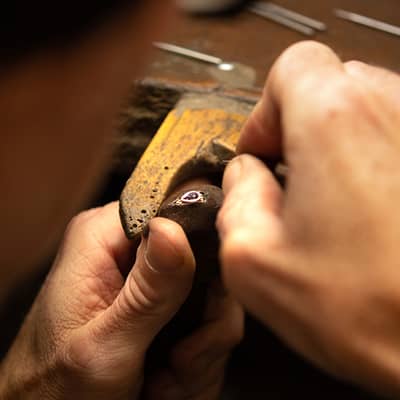 fine-jewellery-manufacturer-setting-stone-uk