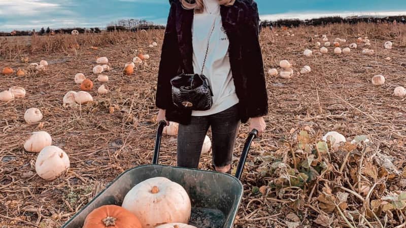 Blonde Lady holding a motivational card reading She believed she could so she did.
