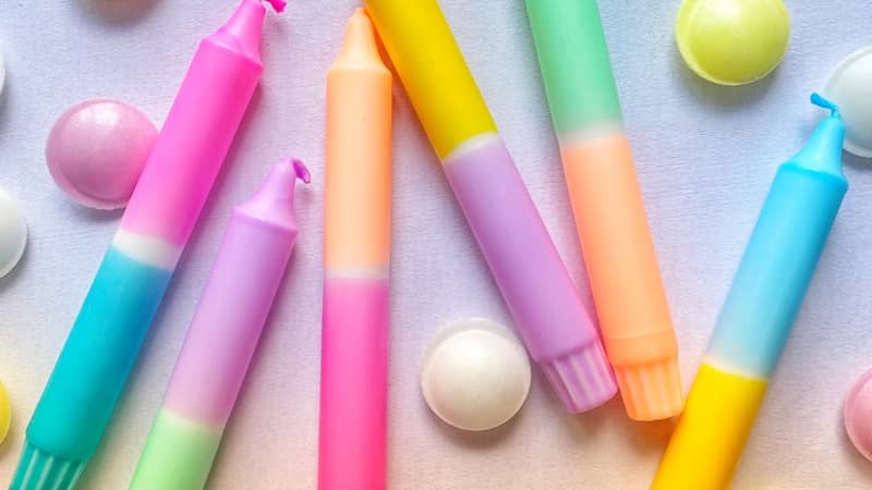 6 candles in sugary summer colours are surrounded by flying saucer sweets