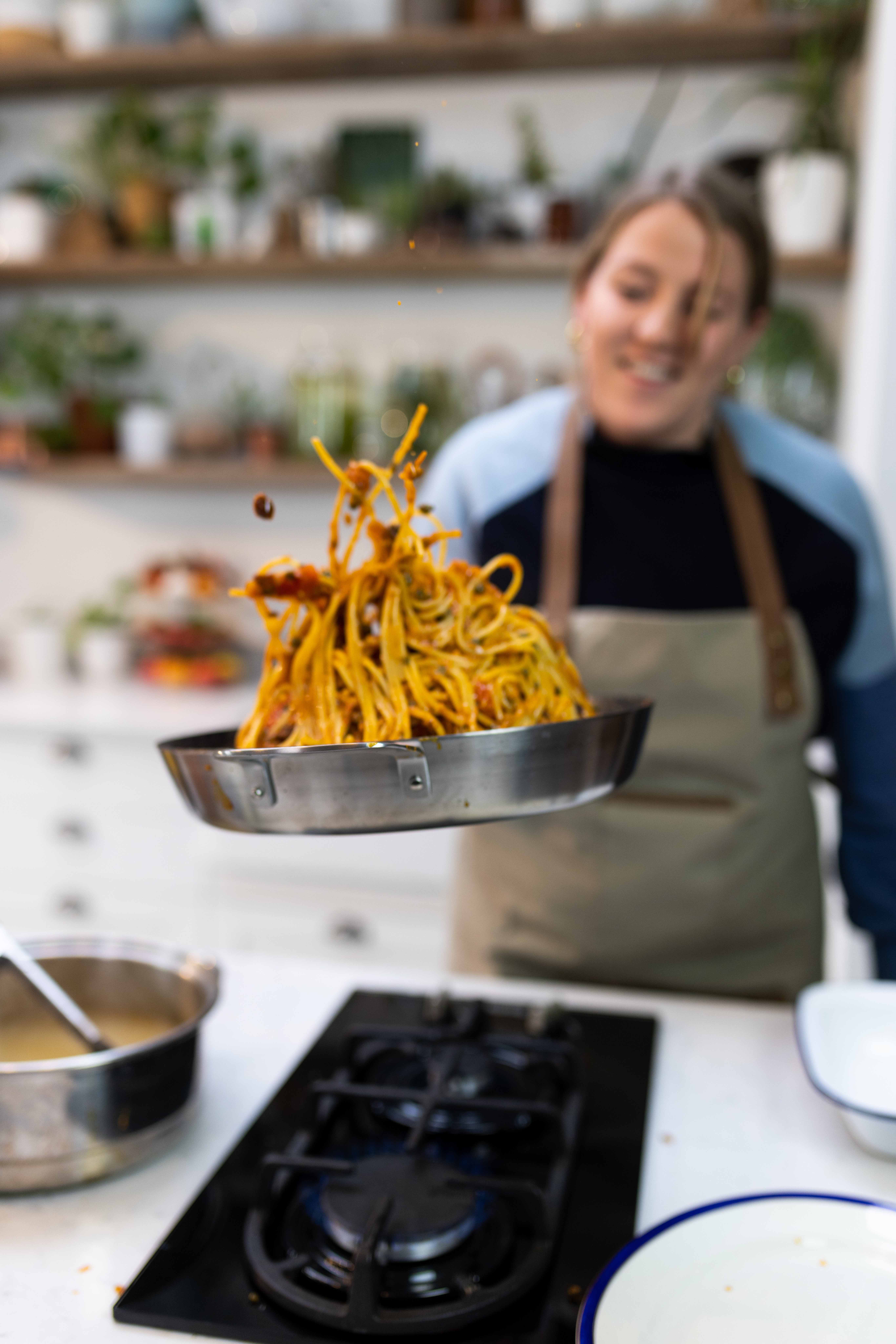 Cookable pasta tossing