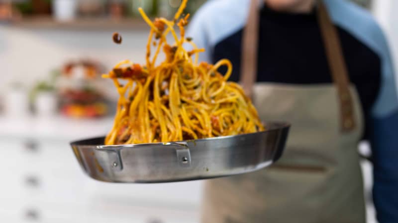 Cookable pasta tossing