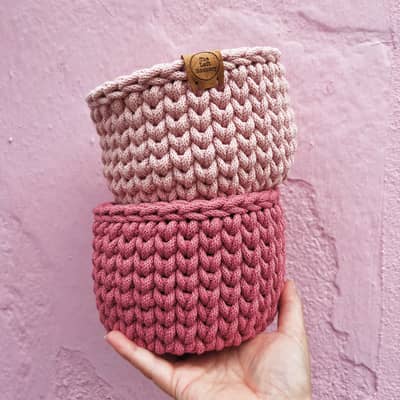 Image of small crochet baskets in pastel pink and blossom
