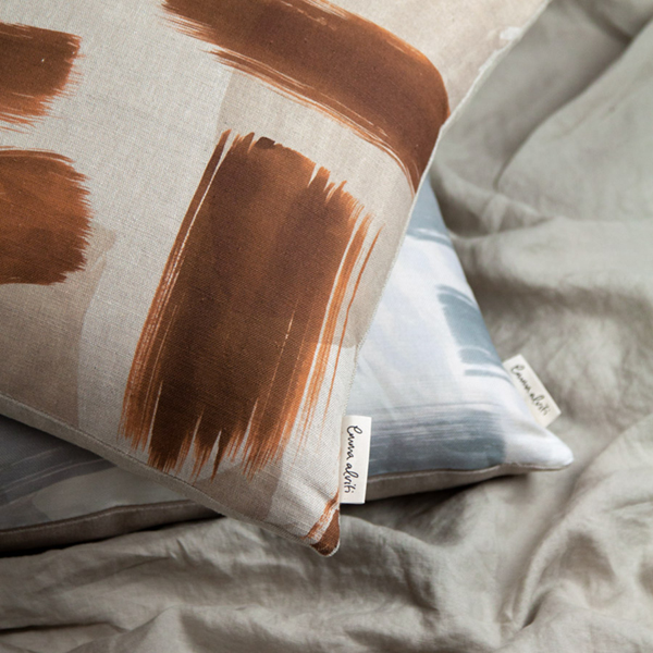 A closer look at the beautiful linen union fabric texture.