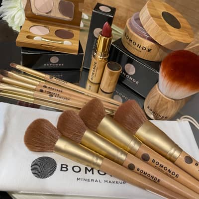 Bomonde Mineral makeup with refillable wooden pots and pallets. So you can feel confident that your choices are making a difference to the greater good.