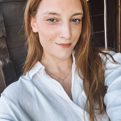 Headshot of Claudia, Founder of The Vegan Bakes