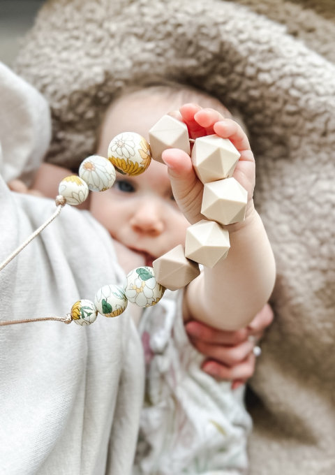 Teething breastfeeding silicone necklace for mom