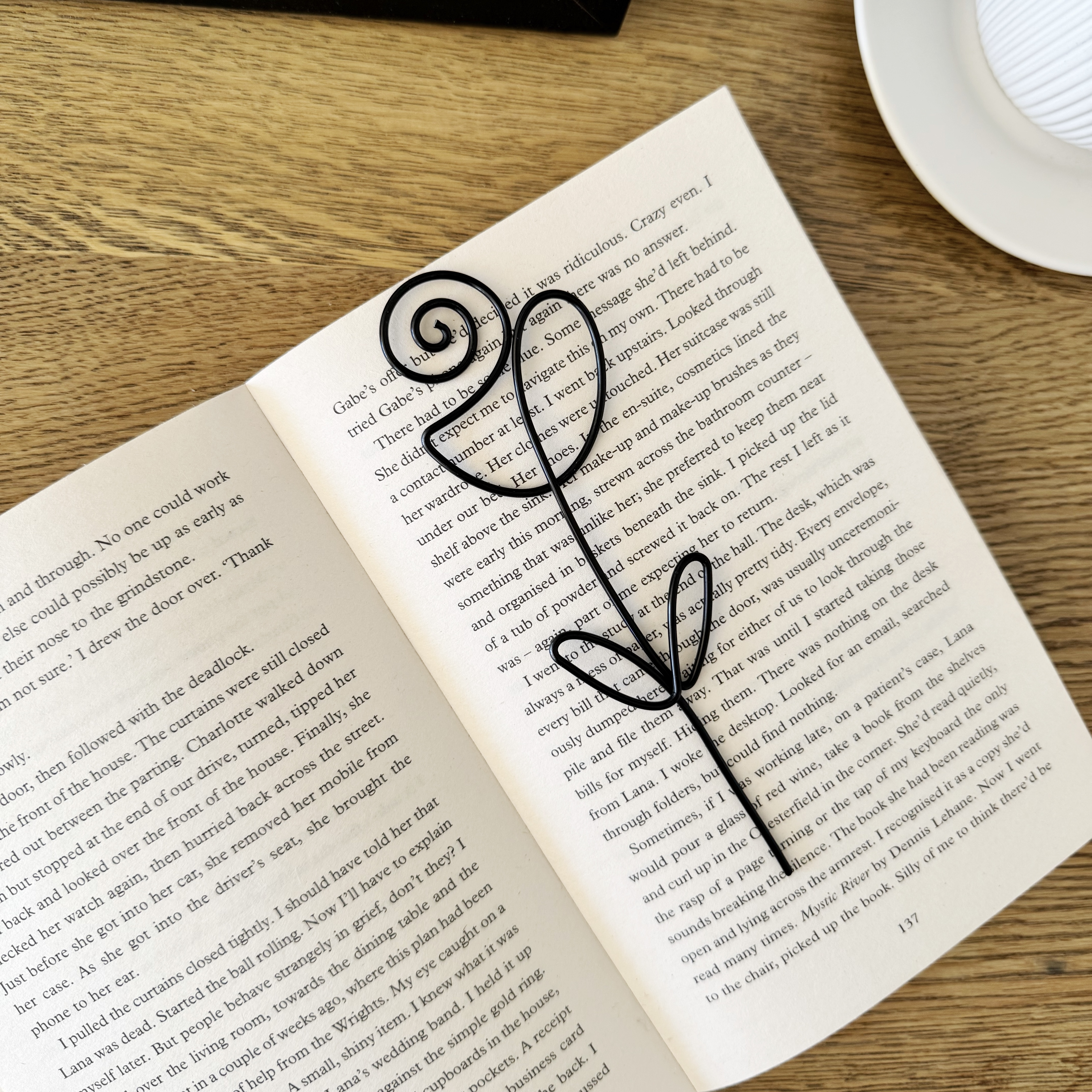 Black flower bookmark made in wire