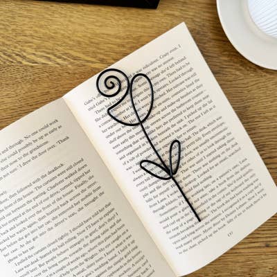 Black flower bookmark made in wire
