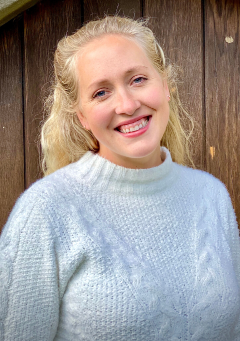 Jina, Mama Christmas business owner